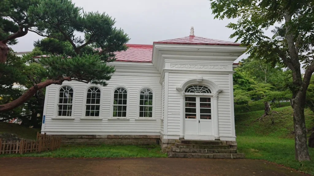 赤い屋根が特徴的な旧函館博物館二号