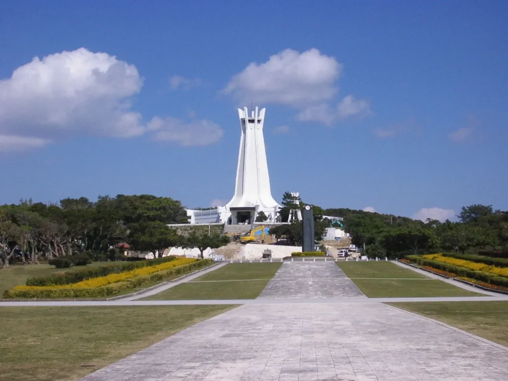 沖縄本島南端の糸満市に位置し、沖縄戦の最終局面で日本軍が立てこもった場所。6月23日に牛島満陸軍中将がここで自決し、組織的な戦闘が終結した。「摩文仁の丘」とも言われる。平和祈念堂・資料館・慰霊碑などがよく整備されている。高台にあるため、見晴らしもよい。観光バスで回ったため、時間の都合で平和祈念資料館に入れなかったのが残念。この写真の平和祈念堂は7角形のモニュメント。堂の中には、山田真山作の高さ12mの仏像（沖縄平和記念像）が置かれている。山田真山は、沖縄出身で、太平洋戦争で長男と次男を失っている。