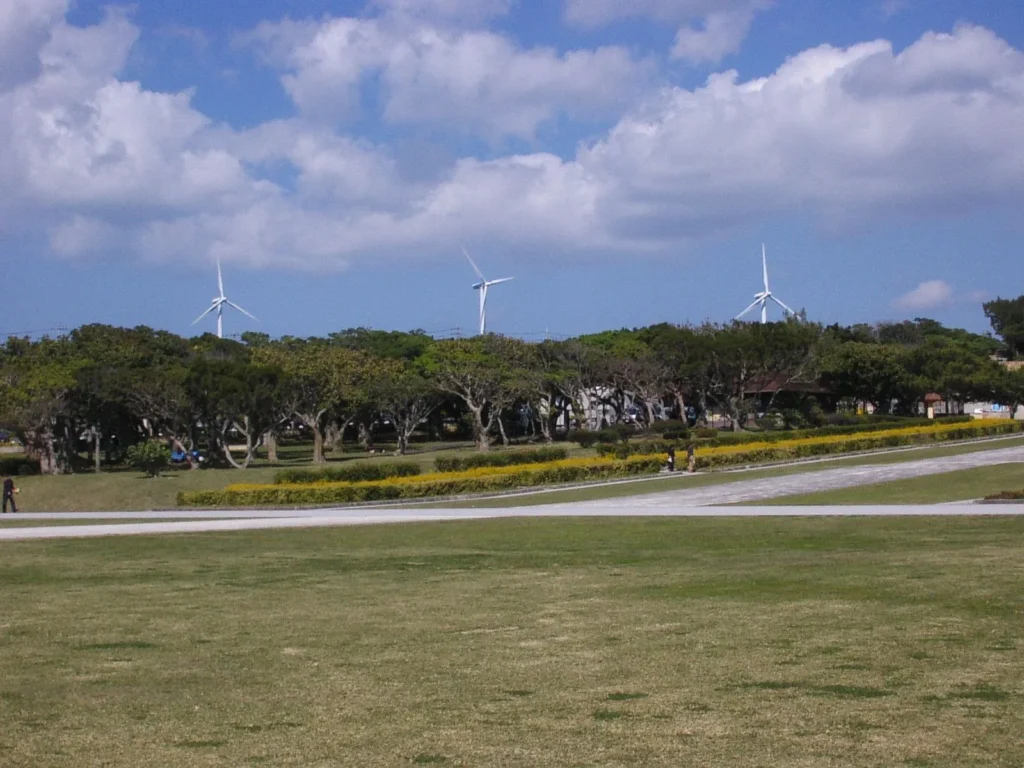 高台だけあり、風が強いのだろう。風車が3台立っている。