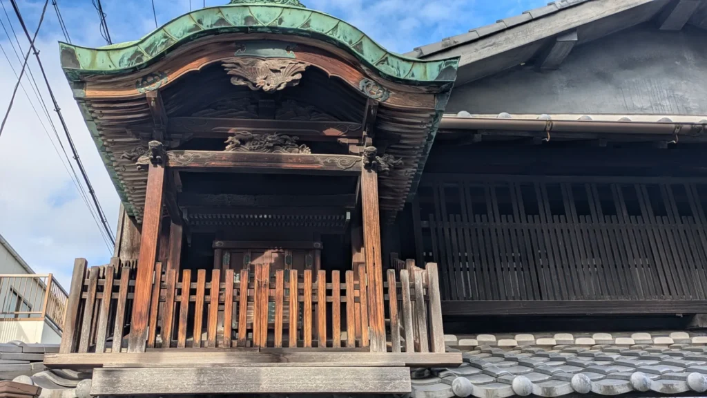 閉じられた屋根神様の祠