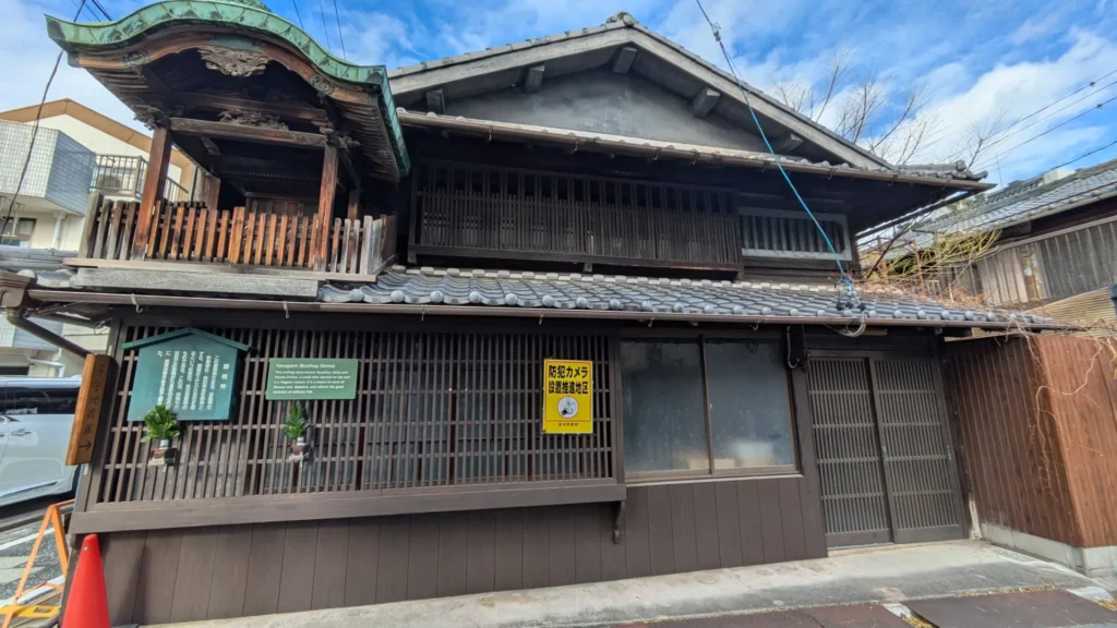 専用の屋根と柵が設けられた立派な屋根神様