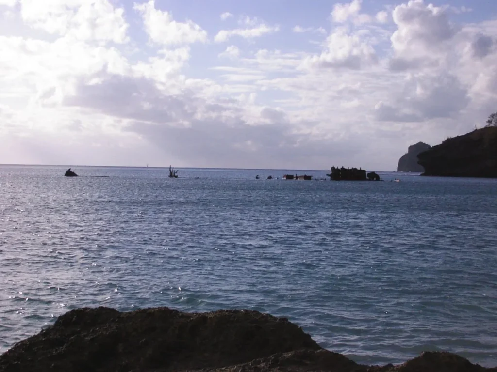 中央に見えるのは、太平洋戦争のとき魚雷を受けて座礁した輸送船濱江丸。