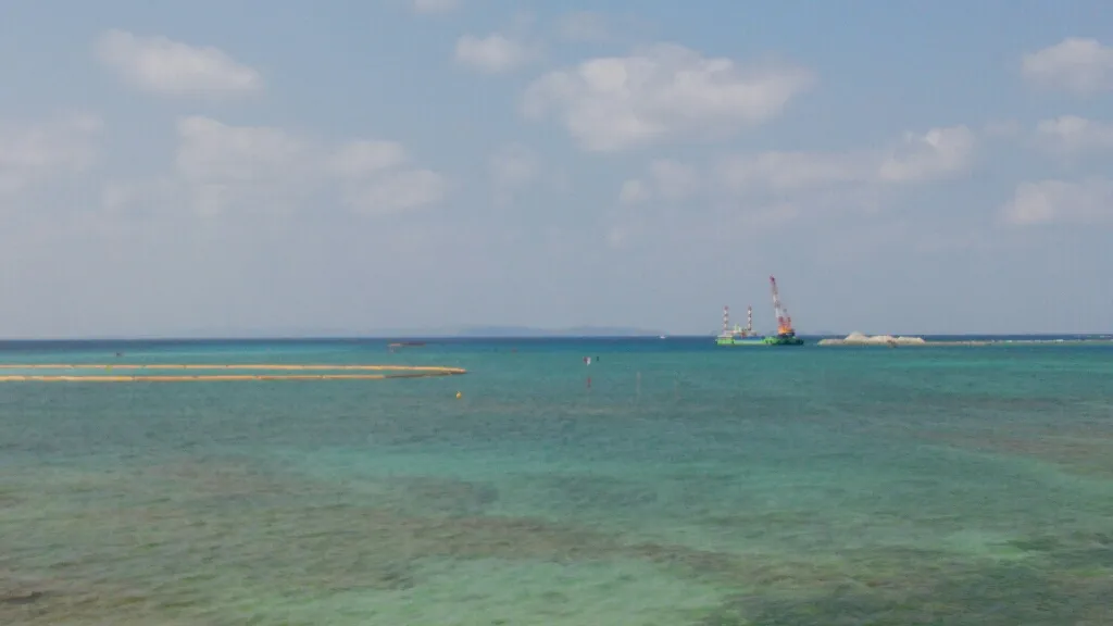 折しも那覇空港の滑走路を増設している真っ最中で、あちこちにこのような区画ができていた。ちなみにこの海、潮の流れがとても速いことが見ていてわかる。空港拡張期の記録としても貴重な一枚。