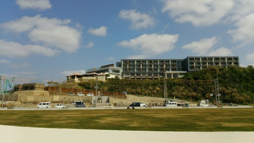 当時、瀬長島では全島絶賛整備中で、公園・野球場・ホテル・展望台とアクセス階段(津波避難路も兼ねているに違いない)・子宝岩の復元と、多数の工事が進んでいた。右側の大きな建物がすでに完成していたホテル。工事中だったのがウミカジテラス。