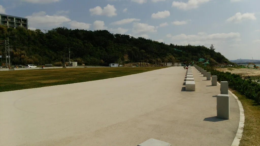 島の西側の公園。夕日スポット。ここから慶良間諸島が見える。まだ周囲の緑も若く、これからの変化を予感させる。