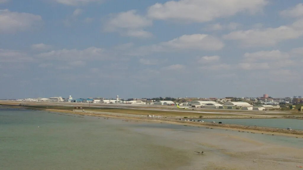 瀬長島は那覇空港の目と鼻の先にある。滑走路が目の前に広がり、飛行機の離着陸を間近で眺められる絶好のスポットだ。那覇空港が浅瀬に立てられたことがよくわかる。