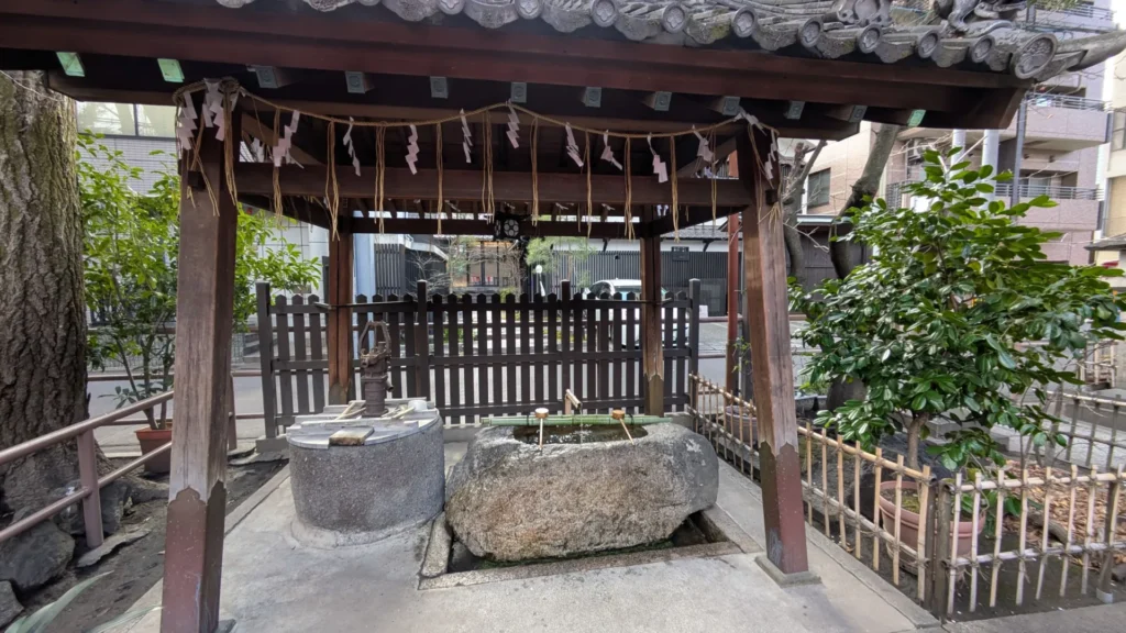 浅間神社の手水舎と古い井戸