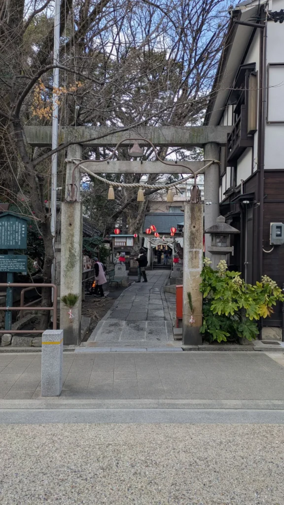 浅間神社の鳥居と境内の様子