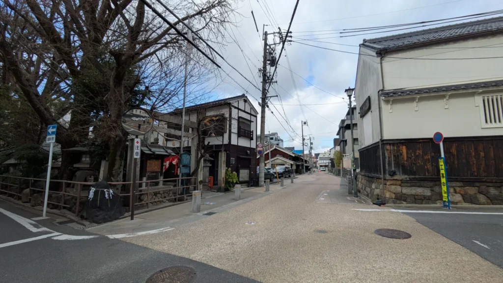 名古屋市町並み保存地区 四間道の入口と浅間神社