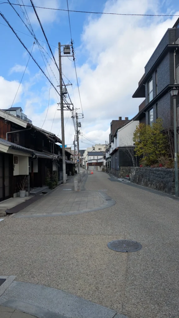 四間道の通り 左に民家 右に土蔵が並ぶ風景