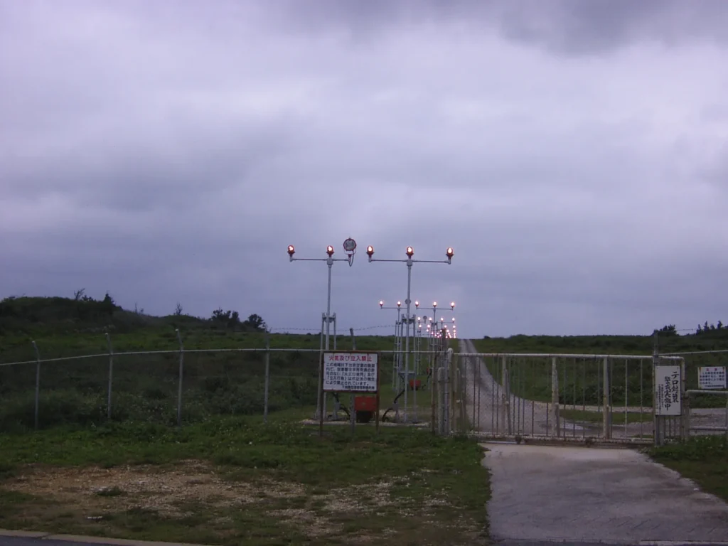 下地島空港はパイロット訓練施設である。ここは、一周道路と着陸誘導装置の交点にあたり、轟音とともに着陸するジェット機を真上に見上げることができる。 現在は旅客機の発着もあり、羽田や大阪への直行便が就航している。