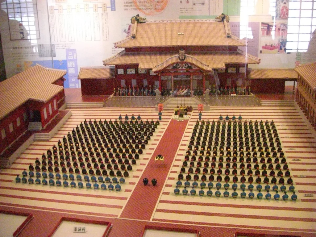 元旦に首里城で行われていた儀式の模型。国王をはじめ重要な閣僚が何列も並ぶ壮大な儀式だった。ミニチュアだが、壮大さがよく伝わる。