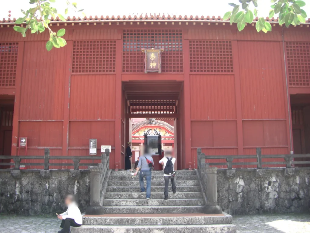 首里城奉神門。朱塗りの建物に設えられた門をくぐり、城内に入っていく。2019年の首里城の火災では、奉神門の屋根の一部も燃えたが、懸命な消火活動により、全焼は免れた。