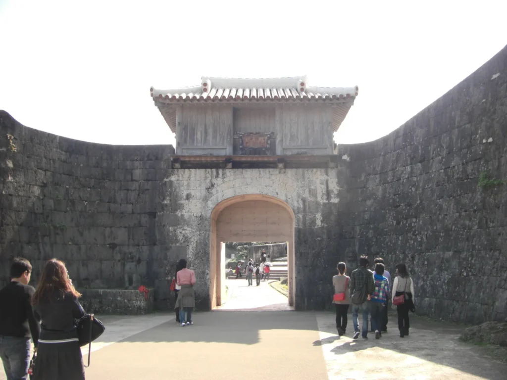 首里城に入るときに最初に通る正門。首里城と沖縄本島に点在する琉球王国のグスク群は、世界遺産に指定されている。