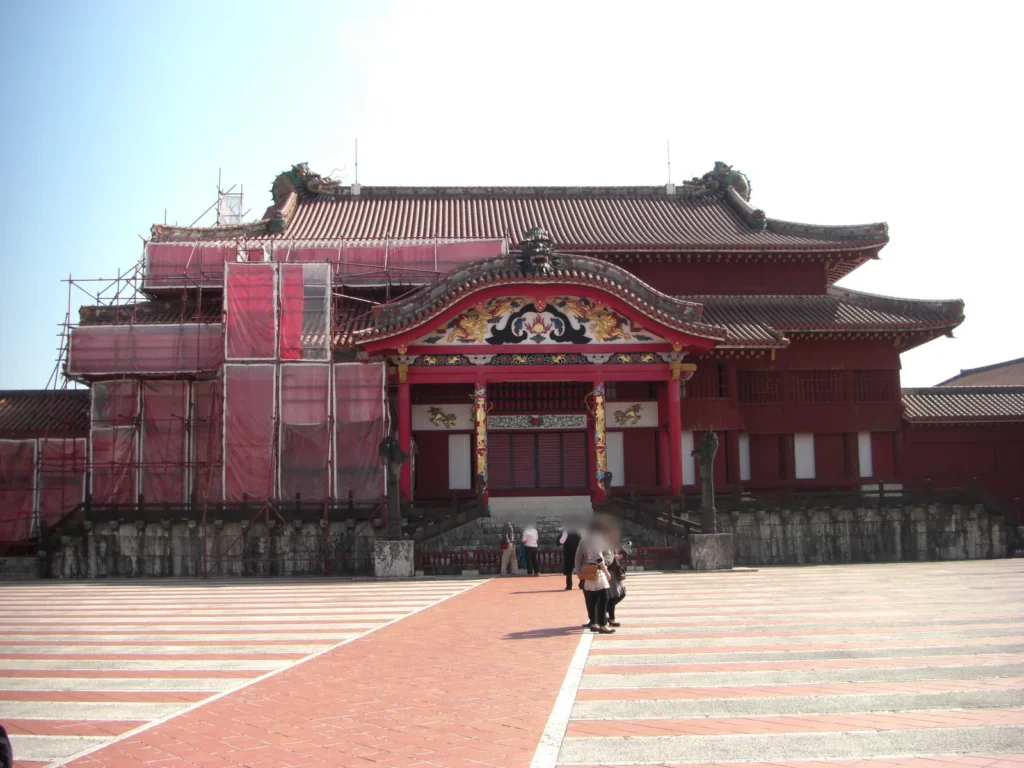 琉球王国最大の木造建築物だった正殿は、日本の技術と中国の様式が融合した、独創的な建造物だった。いくつもの門を超え、入場料金を支払うと、やっと本殿に出る。この日はなにか工事をしていた。