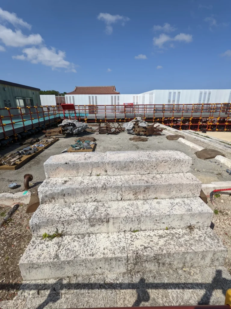 再建中の首里城正殿の石階段(2022年3月)