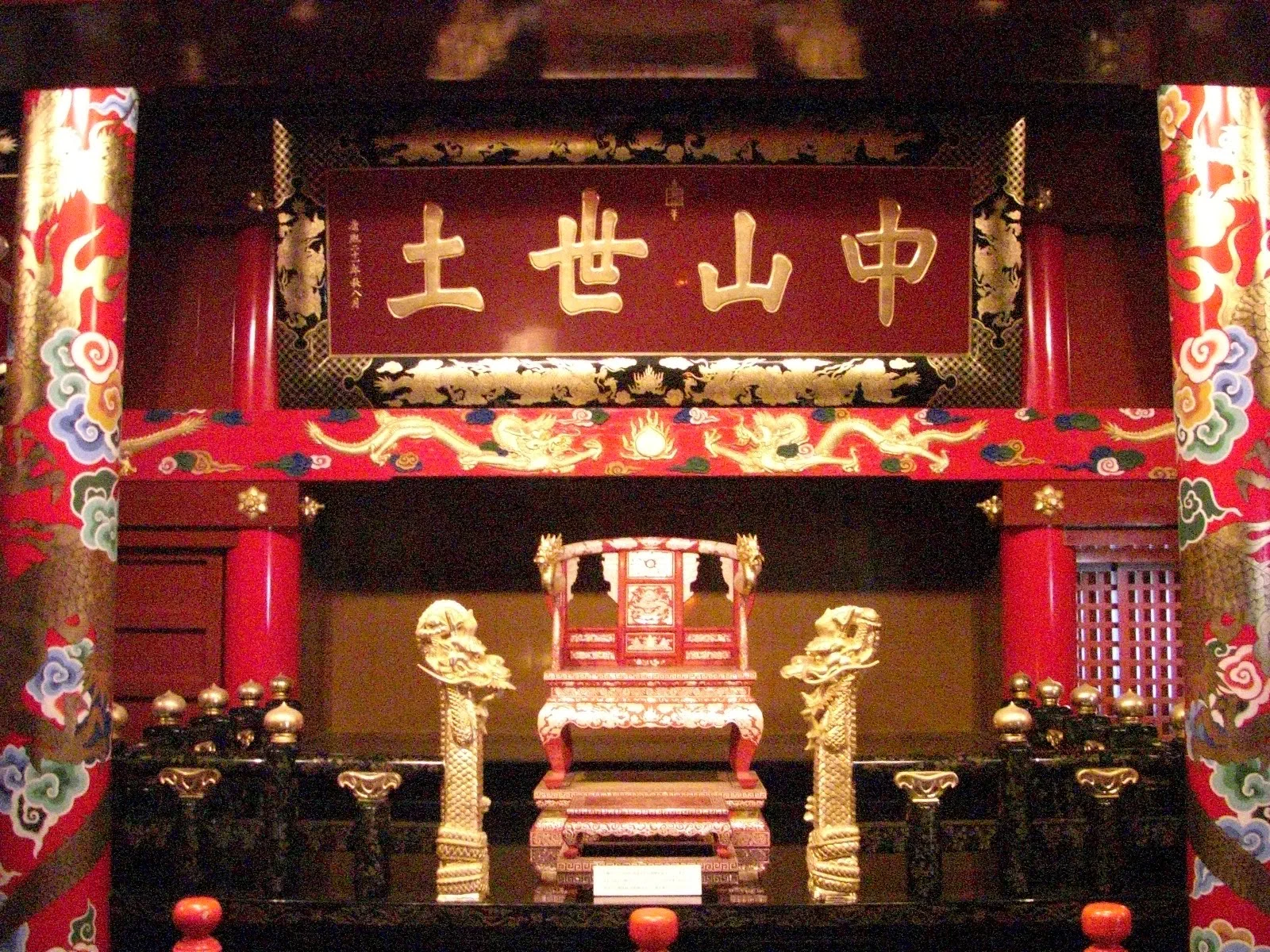 国王の玉座。格好の写真スポットになっていた。