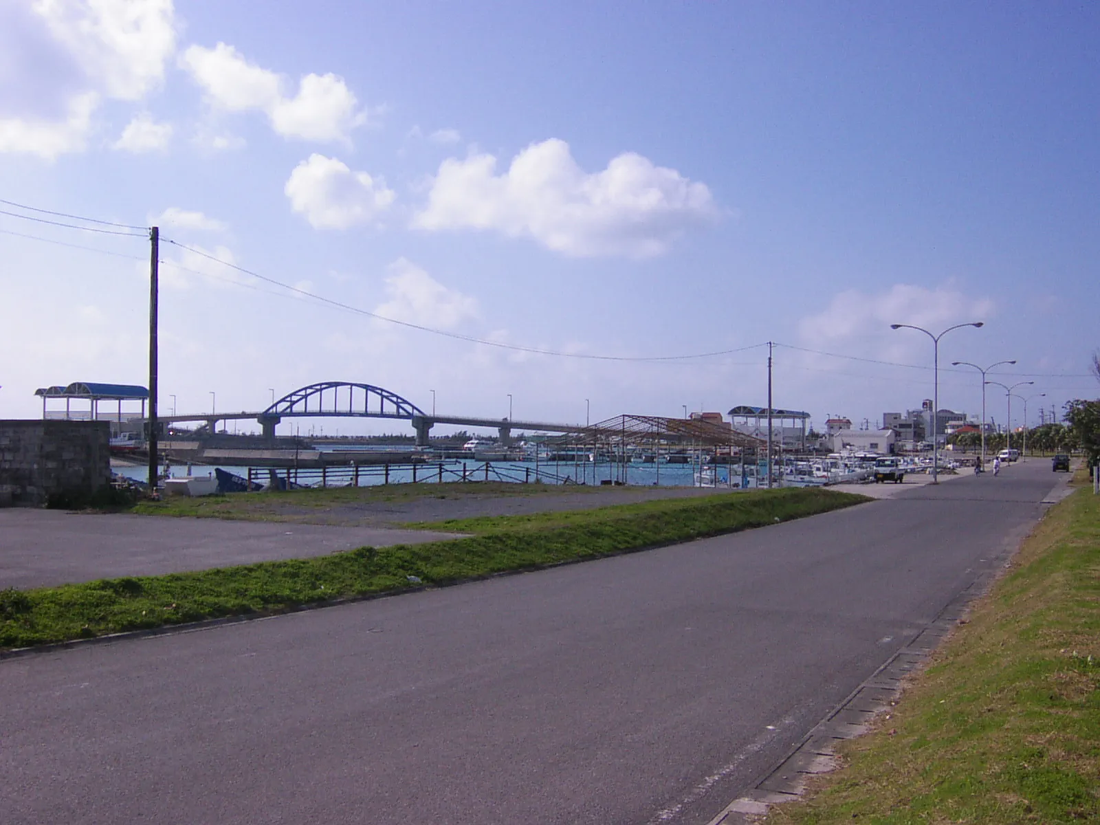 2005年当時の石垣港と、沖合の埋立地を結ぶサザンゲートブリッジ。