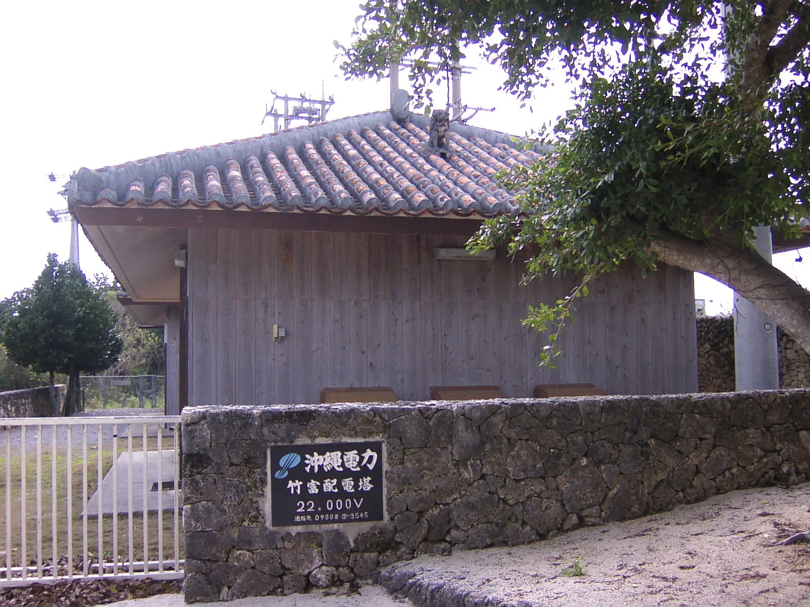 町並みの保存は徹底されており、公共施設も例外ではない。また、町並みの保存は徹底されており、こ郵便局・基地局も石垣で囲むほどである。学校は唯一の例外。