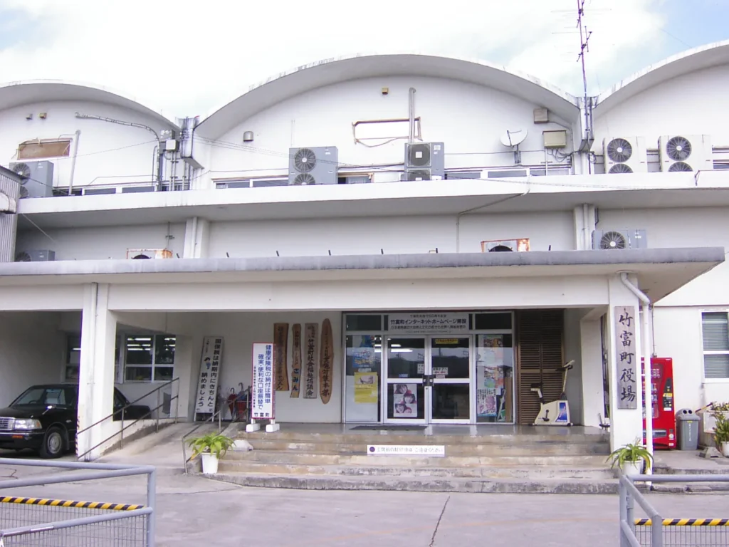 ここはちょっとしたトリビアスポット。竹富町の役場だが、実は隣の石垣島の中にある。各離島へのアクセス拠点が石垣島であるため、ここにある。