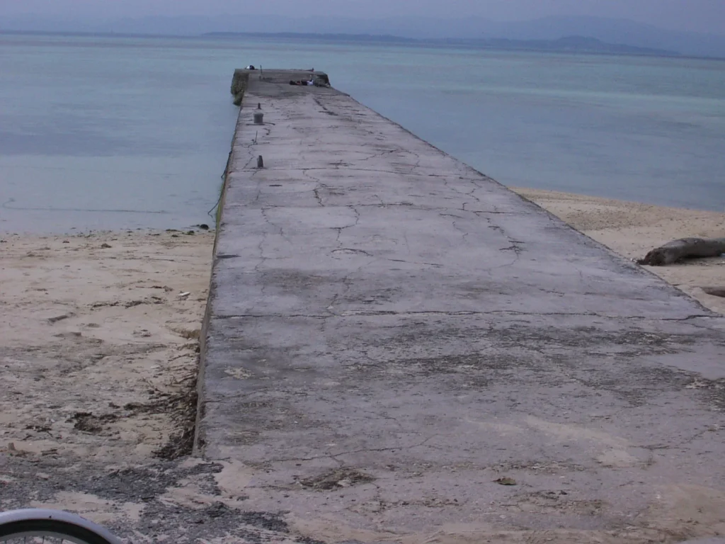 昔は西表島へ米作りのため渡るために、今は漁船の発着に使われている。釣りと昼寝に好適。