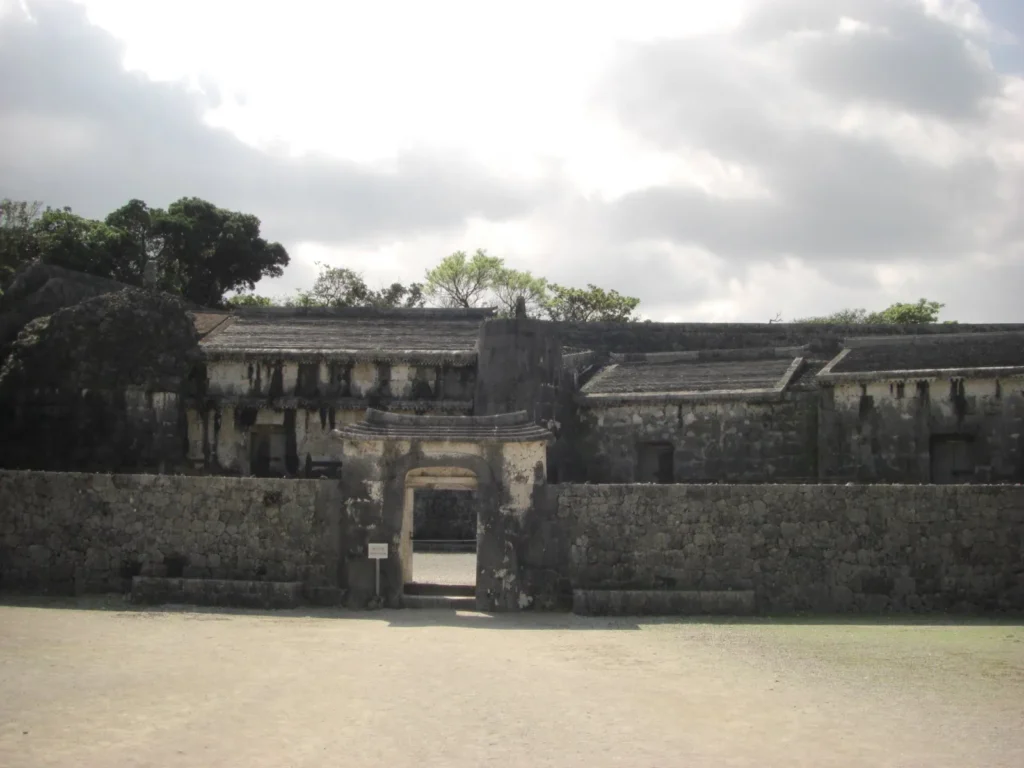 玉陵(たまうどぅん)は、琉球の第二尚氏の国王と王妃が葬られている墓である。首里城から数百メートルの場所にある。横に長く、これでも写真に納まっていない。観光客は少なく、静かな場所。