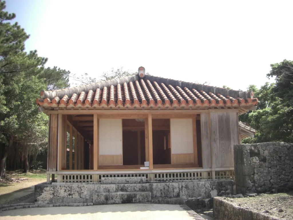 東の御番所(あがりのうばんじゅ) もともと法事の際国王の控え室として使われていたらしい。太平洋戦争直前は、国王の葬儀で使用する輿や諸々の道具を入れる倉庫として使用されていた模様。沖縄戦で破壊されたが、2000年になって発掘・復元された。