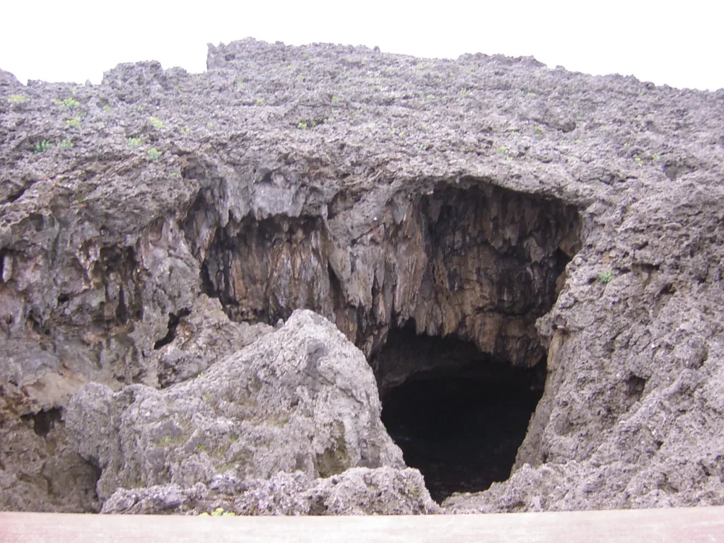 通り池の本体から少し離れたところにも穴があり、海水が入ってきている。地獄谷の名の通り、不気味な雰囲気が漂う。
