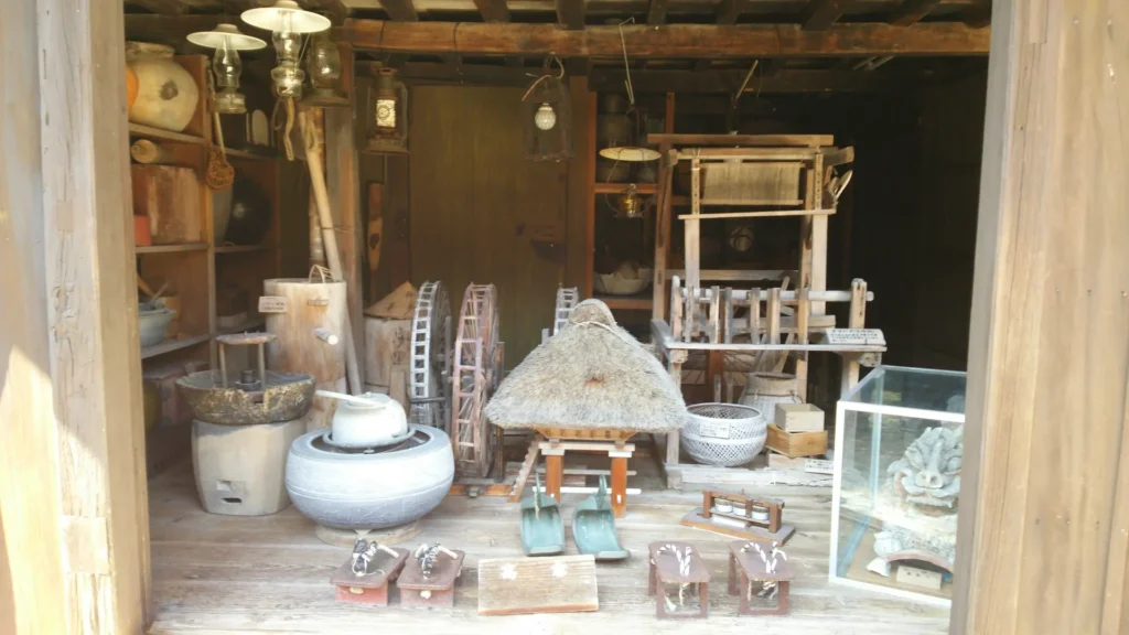 納屋エリアに展示された機織り機や農具