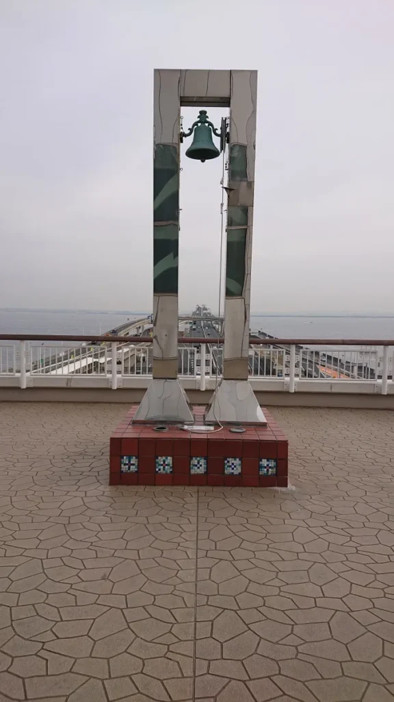 海ほたる4階展望デッキの「幸せの鐘」