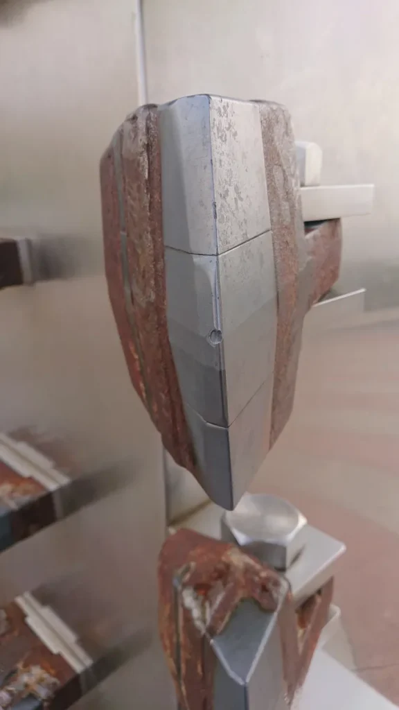 東京湾アクアラインのトンネル掘削に使用されたシールドマシンのカッターフェイス(実物)