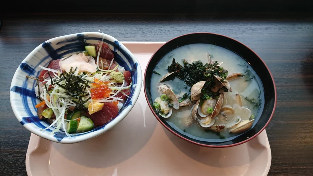 海ほたるのフードコートで味わう海鮮丼とあさり汁