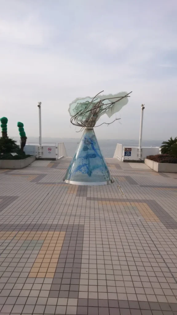 海ほたる5階展望デッキのモニュメント