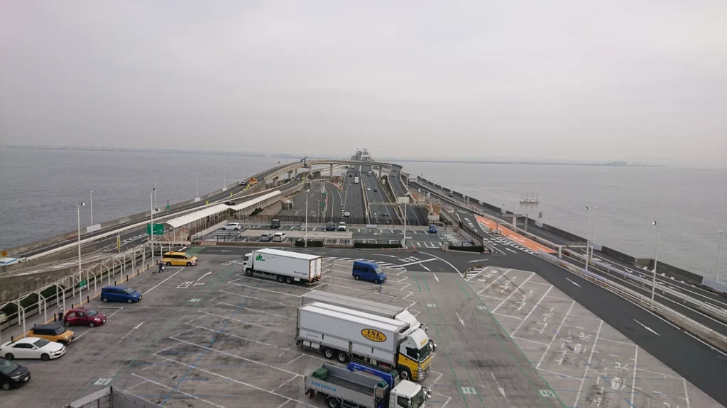 海ほたるから木更津を望む