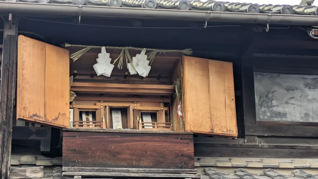 屋根神様の祠のアップ 熱田神宮の御札