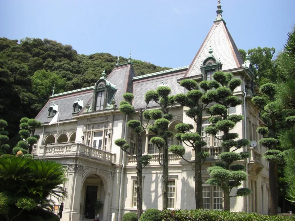 大正11年に松山藩主の子孫久松定謨(ひさまつ さだこと)伯爵が別邸として建てたもので、松山城の敷地の中にある。当時は社交場として使われたという。ちょうど、梅雨の大雨で松山城で土砂崩れがあり修復していたが、8月から再開したところだった。