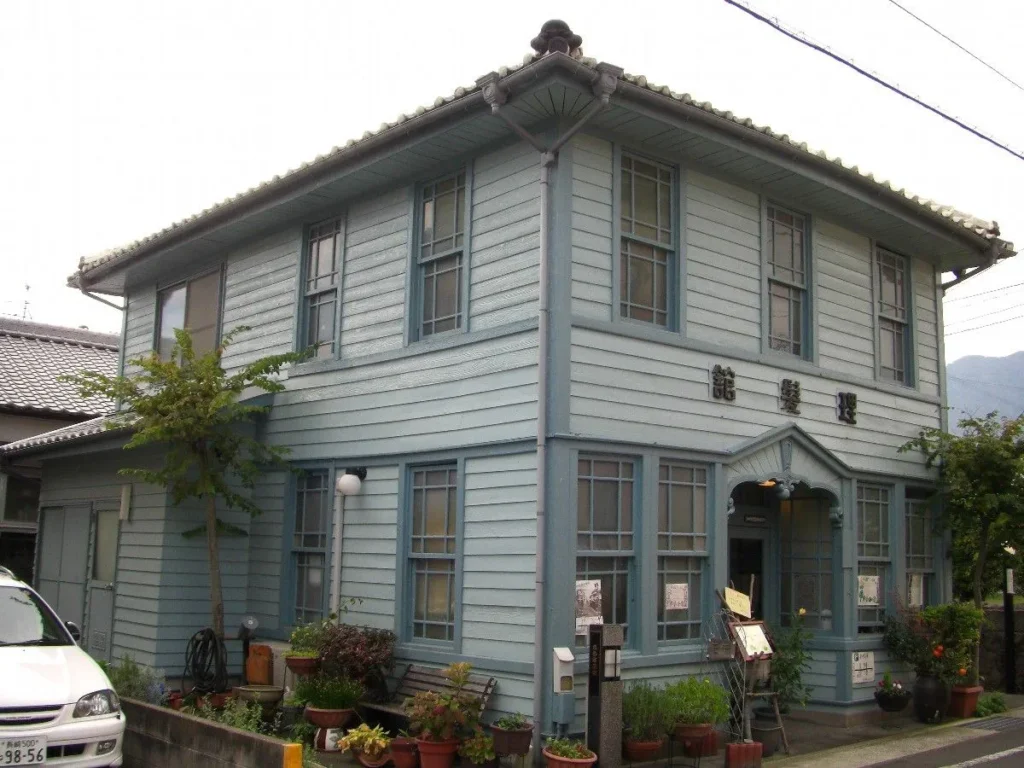 島原城の近くに青い洋館が建っている。これは大正時代に立てた床屋で、現在は喫茶店として営業している。レモンの酸味がきいたレアチーズケーキがおいしい。大正12年に建てられたこの理髪館は、長崎県の登録有形文化財になっている。