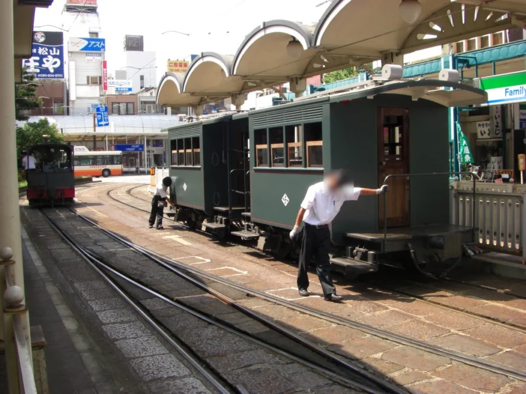 坊っちゃん列車は機関車と客車の2~3両編成となっている。終点で方向転換するときは、まず機関車と客車を切り離し、機関車をクルッと反転させ、客車をポイントから隣の線路にシフトさせて再連結している。乗務員の手作業で手際よく反転させるのも見もの。