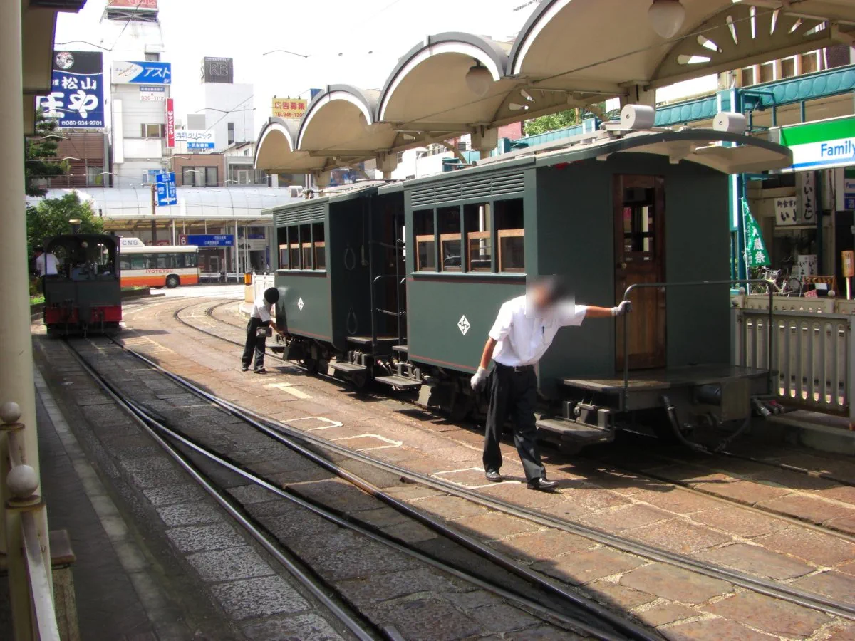 坊っちゃん列車は機関車と客車の2～3両編成となっている。終点で方向転換するときは、まず機関車と客車を切り離し、機関車をクルッと反転させ、客車をポイントから隣の線路にシフトさせて再連結している。乗務員の手作業で手際よく反転させるのも見もの。