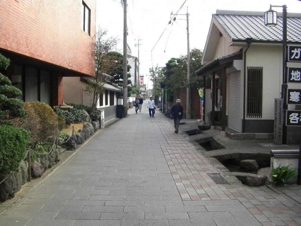 島原の町の一角で、豊富な湧水をいかし、水路に錦鯉を放流している。