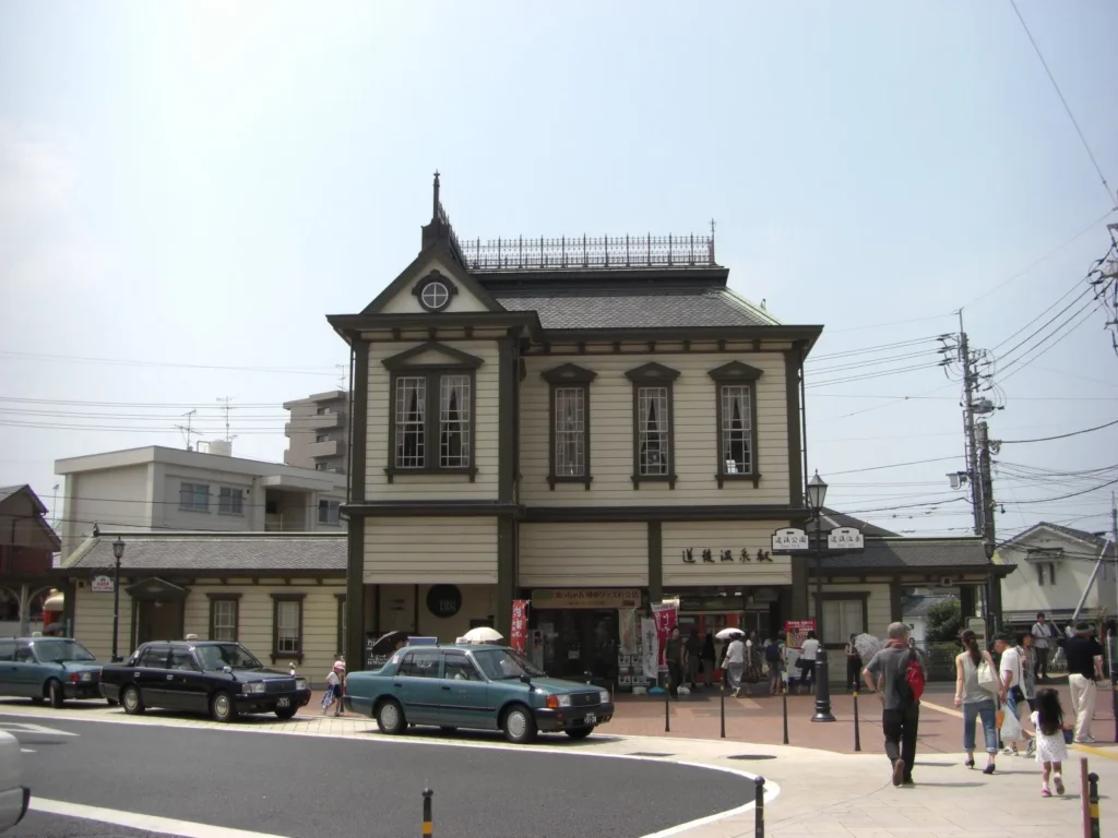 松山市の中心大街道から伊予鉄で15分程度で道後温泉に着く。都会の中の温泉街（というより、都会に取り込まれた温泉街）として、繁栄している。