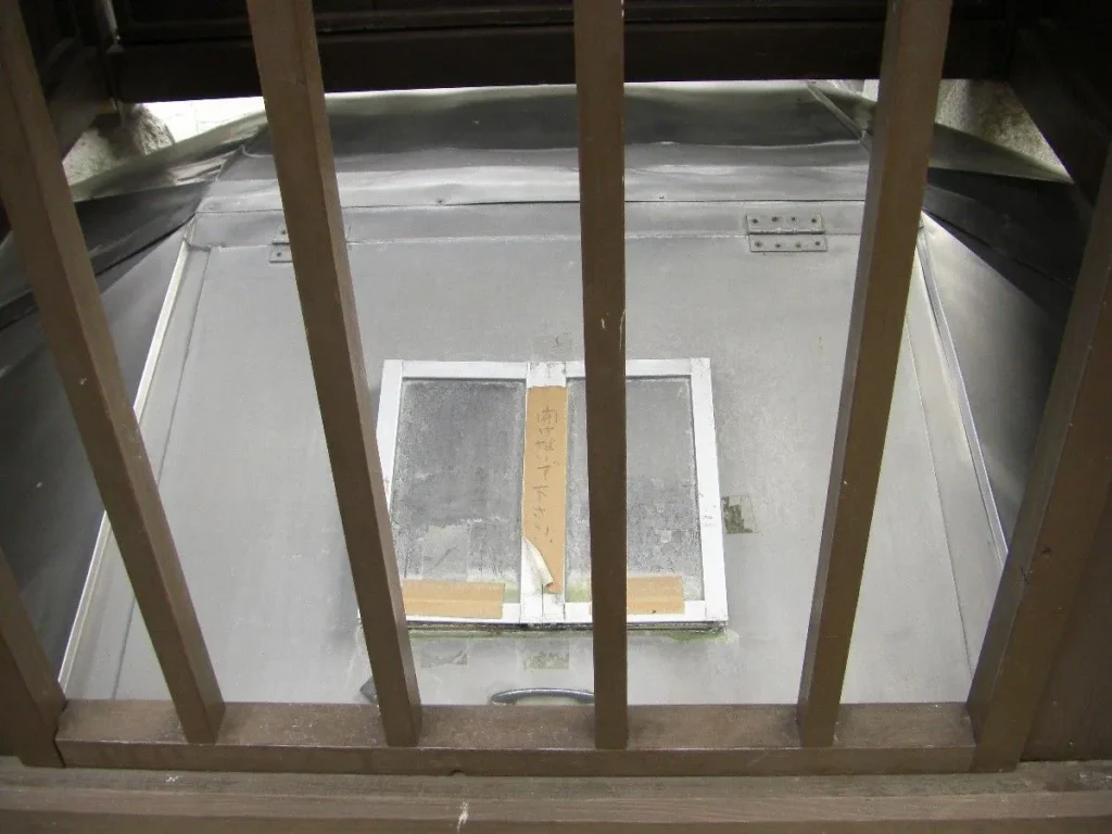 中を開けて見ることはできないが、おそらくこの中で水が湧き出している。