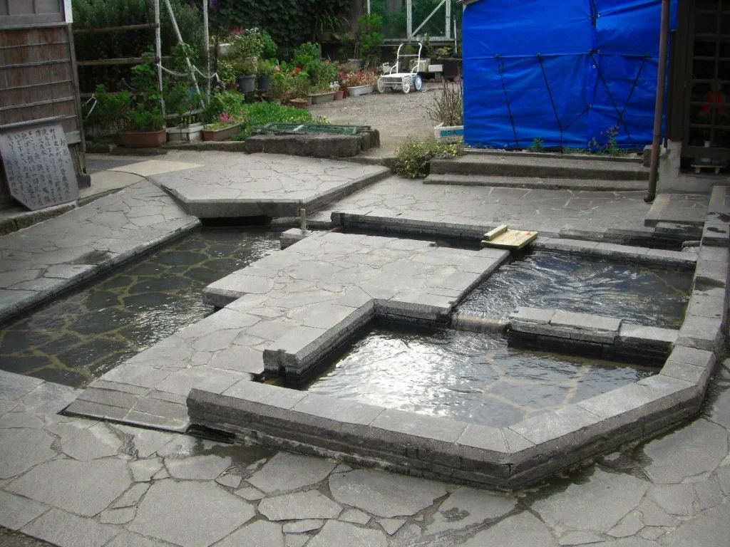 地元の生活用水に使われている湧水。飲料にはしないが、野菜などの洗い場として使用している。4つに分かれた区画ごとに用途が決まっている。また、下流では防災用水として貯水している。