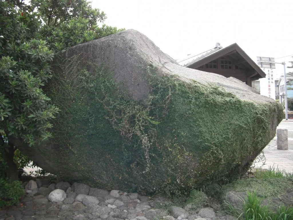 1990年の普賢岳噴火でできた溶岩が、島原市役所前に展示されている。およそ30トン。