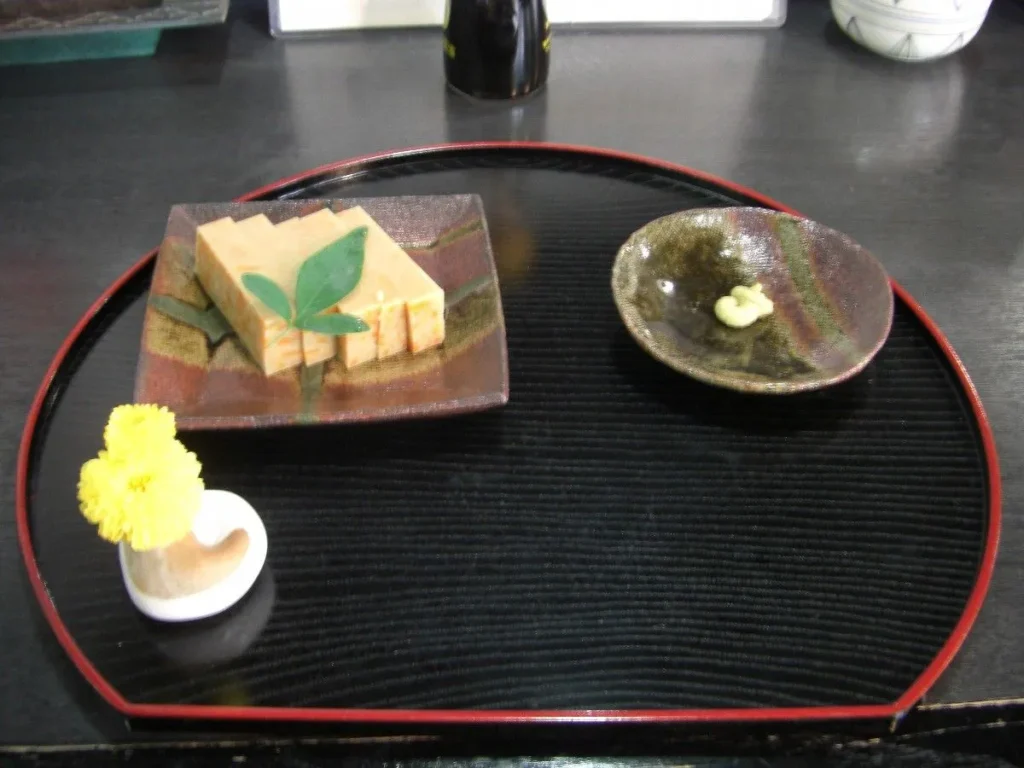 いぎりすというが、英国とは無関係。いぎすという海草を煮て溶かし、油で炒めた魚とにんじんを切って混ぜ、冷やし固める。ほんのりと塩味がついているが、わさび醤油をつけて食べる。写真は島原城そばの中屋商店で。気さくなおばちゃんが話しかけるのがうれしい。おばちゃんによると、たまに好き嫌いがあるというが、ほとんどの人が気に入るそうだ(調理法も、おばちゃんから聞いた)。