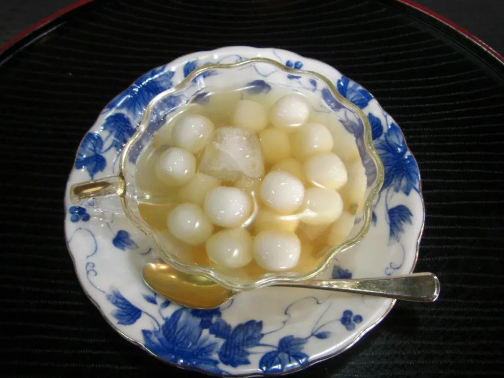 かんざらしは、白玉に砂糖やはちみつを使ったシロップをかけたおやつ。豊かな湧水を使った島原ならでは。このシロップはさらさらとしているがコクがあっておいしい。これも中屋商店にて。