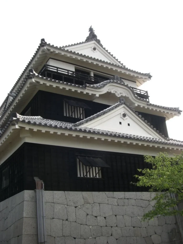 松山城は1627年、加藤嘉明によって建立された。その後何度かの焼失と再建を経て現在に至る。松山市内中心部の山を利用し、その頂上に建てた城であり、たどり着くまでが大変。