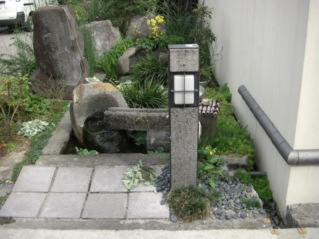 脇の看板にこうある。「天然名水『メダカの学校』地下133メートルから湧出する天然水です PH5.6のおいしい水をどうぞ」