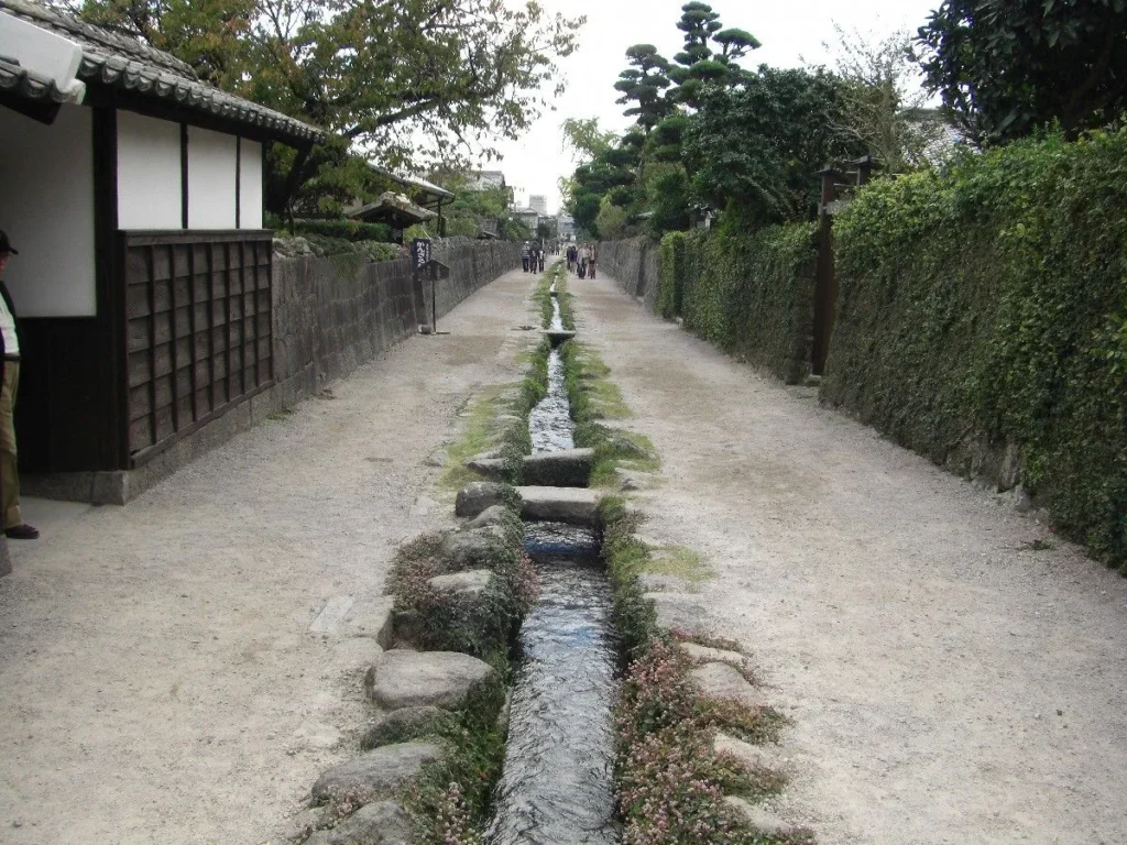 島原城の周辺に、当時の鉄砲部隊の住居だった武家屋敷の町並みが保存されている。400メートル程度の道の脇には石垣が並び、ところどころで当時の家屋を展示している。特に特徴的なのは、道の中心を貫く水路。豊富な湧水を利用して、当時は生活用水として使われていた。