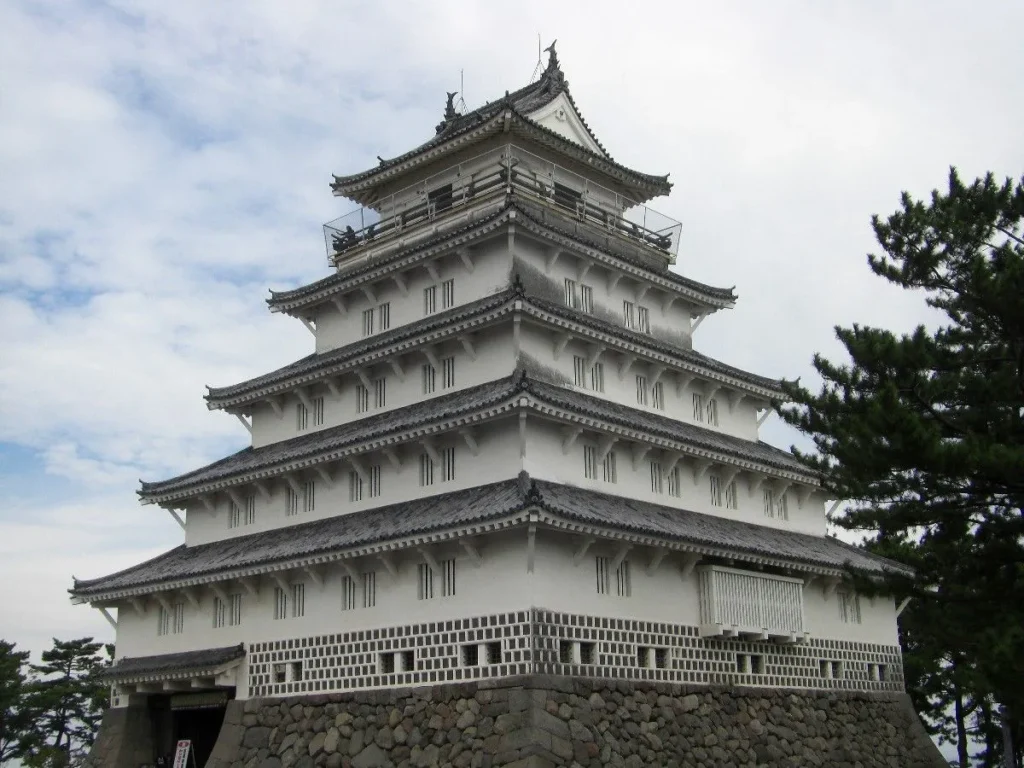 安土桃山様式の壮麗な「島原城」。五層の天守閣が、青空に堂々とそびえ立つ。